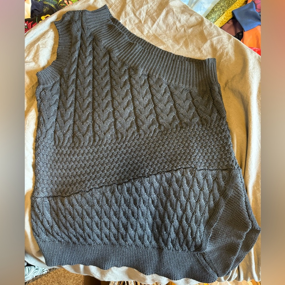 SHEIN size M black cable knit one-shoulder assymetrical sweater vest EUC